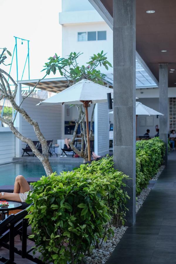 Dip & Doze Boutique Hostel Canggu  Bagian luar foto