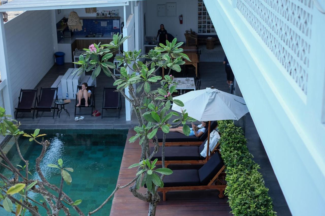 Dip & Doze Boutique Hostel Canggu  Bagian luar foto